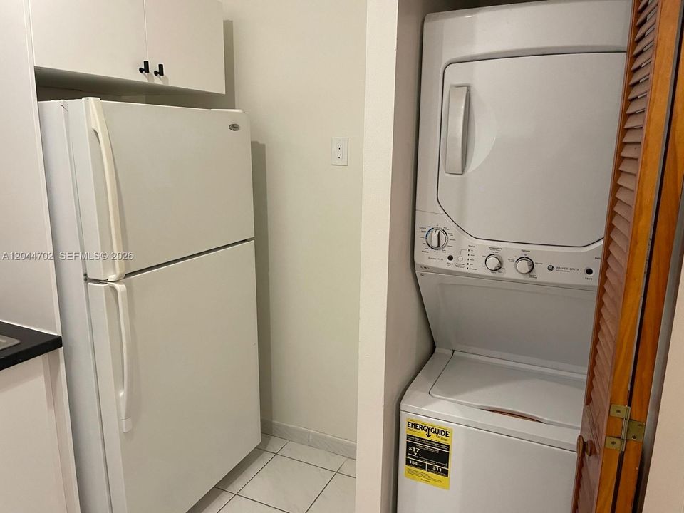 For Rent: $2,200 (2 beds, 2 baths, 870 Square Feet)