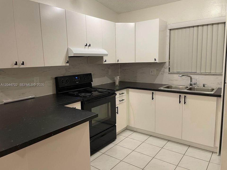 For Rent: $2,200 (2 beds, 2 baths, 870 Square Feet)