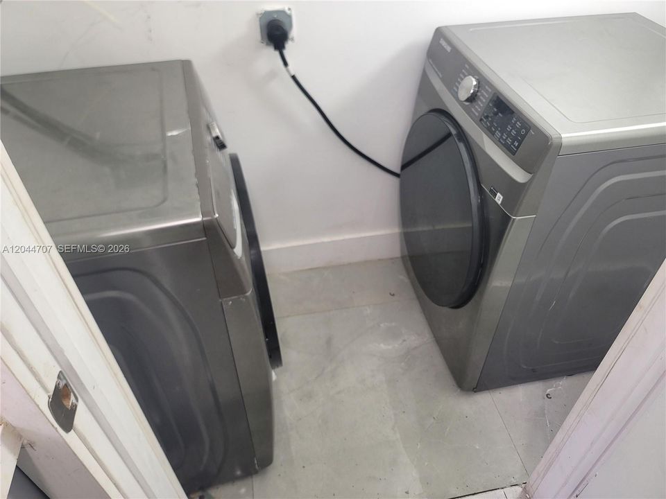 For Rent: $2,400 (2 beds, 1 baths, 1360 Square Feet)