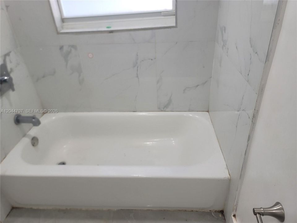 For Rent: $2,400 (2 beds, 1 baths, 1360 Square Feet)