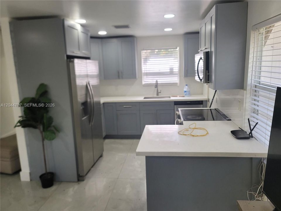 For Rent: $2,400 (2 beds, 1 baths, 1360 Square Feet)