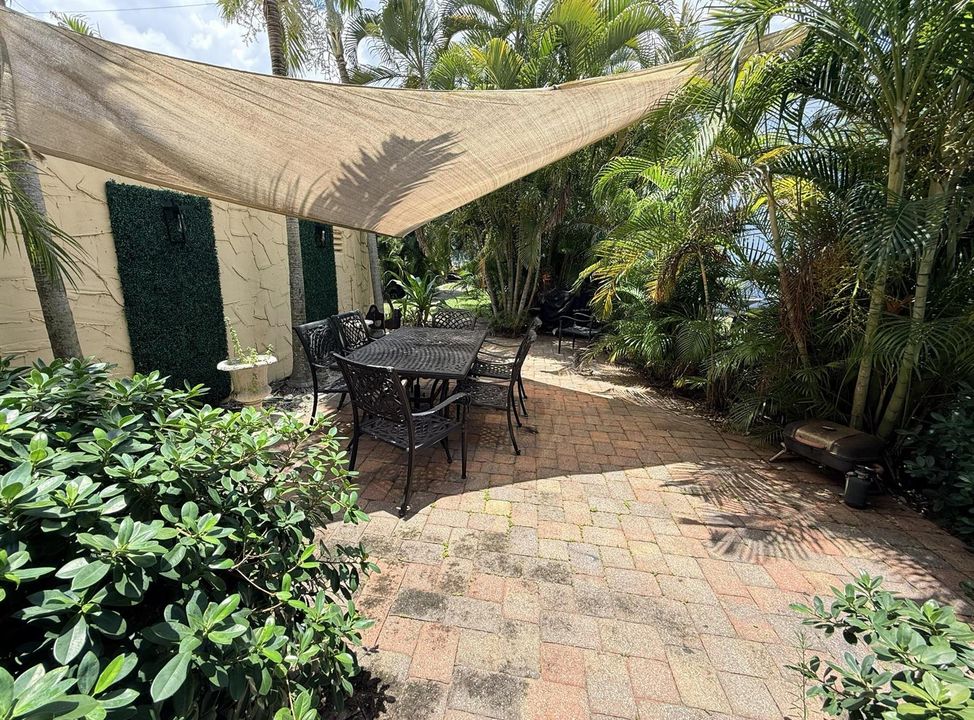 Lounge Shade
