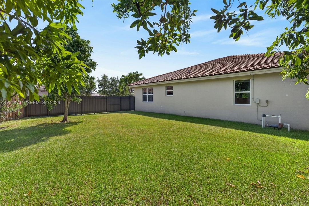 En Venta: $820,000 (4 camas, 3 baños, 2437 Pies cuadrados)