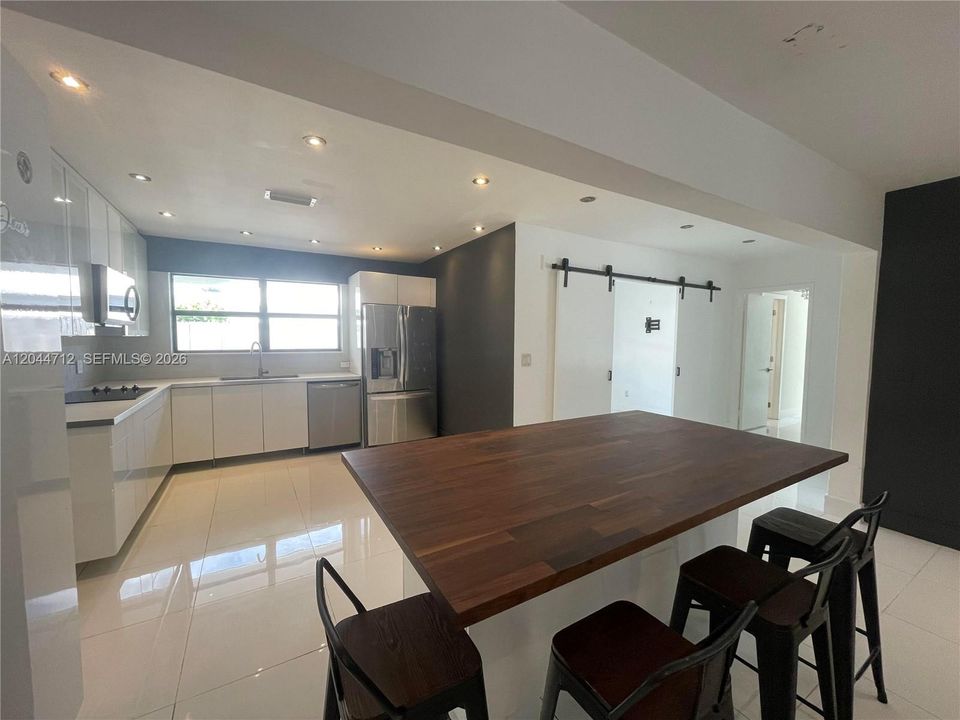 For Rent: $9,000 (3 beds, 2 baths, 2650 Square Feet)