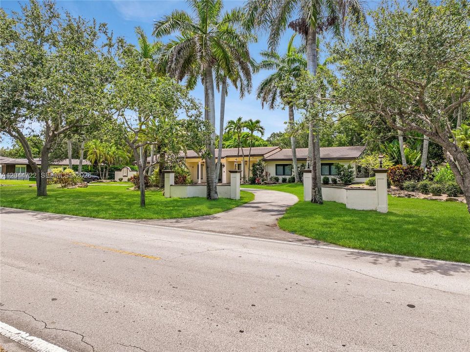 For Sale: $3,375,000 (6 beds, 4 baths, 5035 Square Feet)