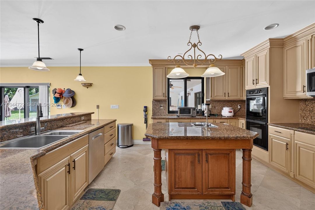 For Sale: $3,375,000 (6 beds, 4 baths, 5035 Square Feet)