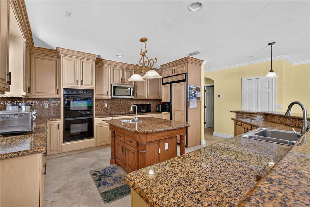 For Sale: $3,375,000 (6 beds, 4 baths, 5035 Square Feet)