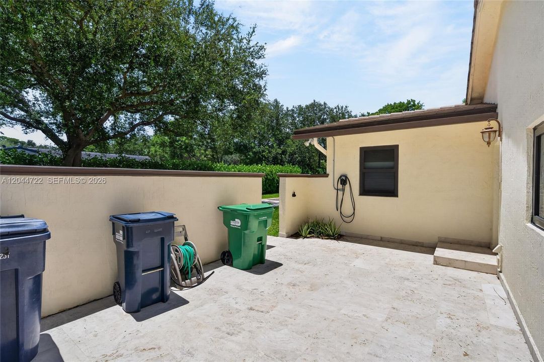 For Sale: $3,375,000 (6 beds, 4 baths, 5035 Square Feet)
