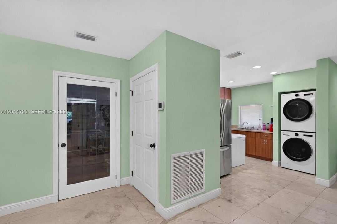 For Sale: $3,375,000 (6 beds, 4 baths, 5035 Square Feet)