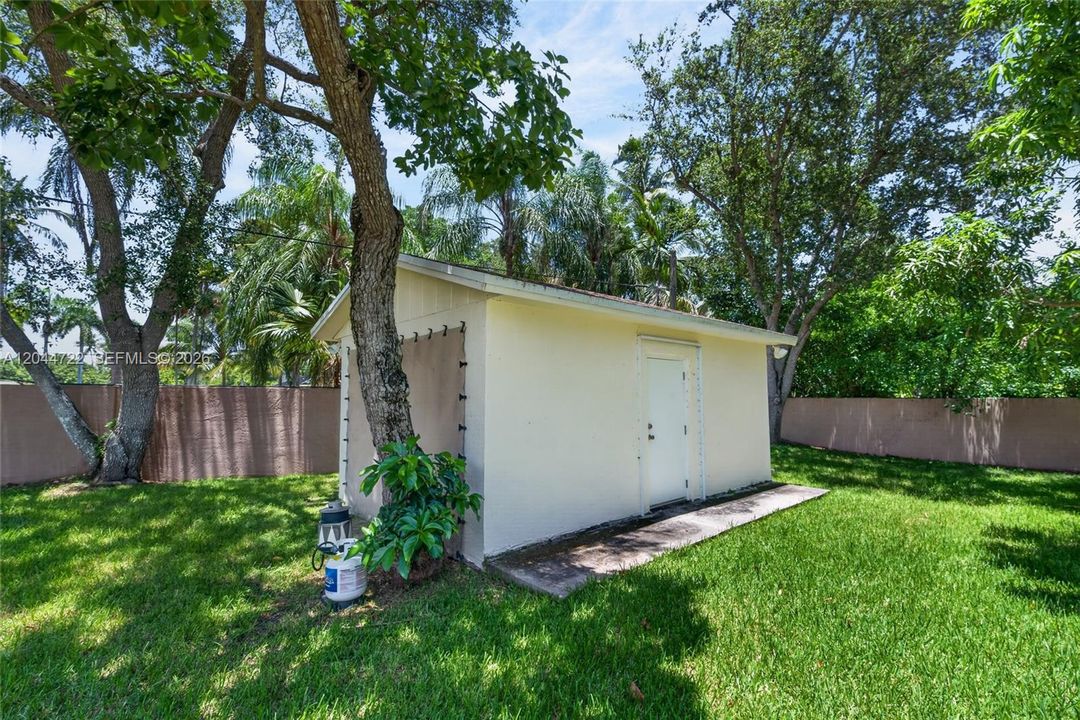 For Sale: $3,375,000 (6 beds, 4 baths, 5035 Square Feet)