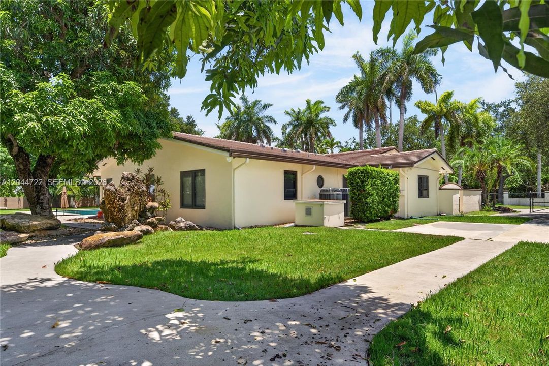 For Sale: $3,375,000 (6 beds, 4 baths, 5035 Square Feet)