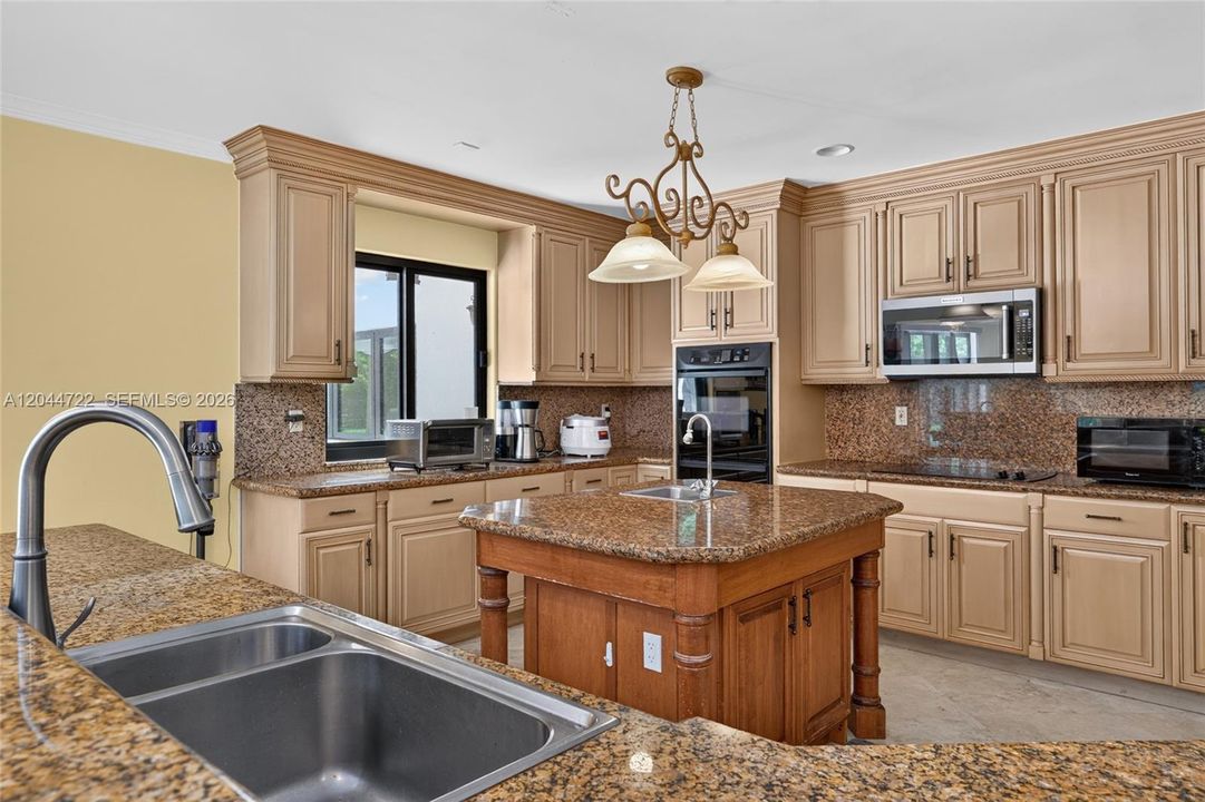 For Sale: $3,375,000 (6 beds, 4 baths, 5035 Square Feet)
