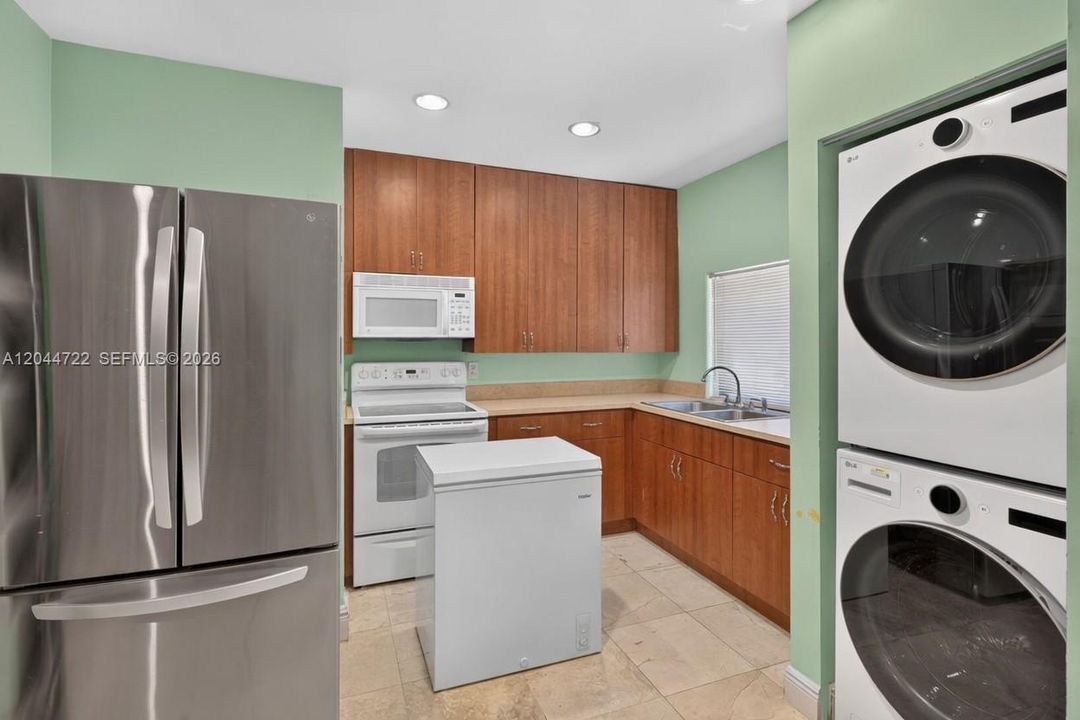 For Sale: $3,375,000 (6 beds, 4 baths, 5035 Square Feet)