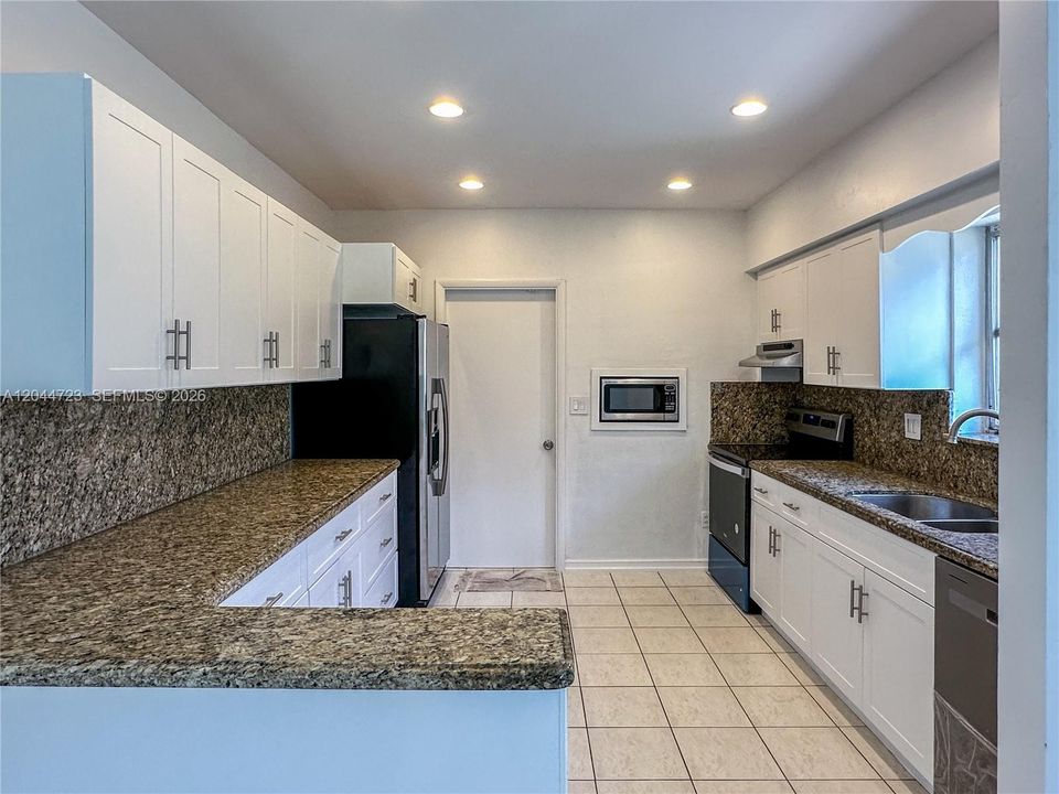 В аренду: $4,500 (3 спален, 2 ванн, 1370 Квадратных фут)