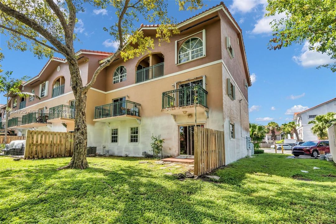 На продажу: $479,900 (3 спален, 2 ванн, 1400 Квадратных фут)