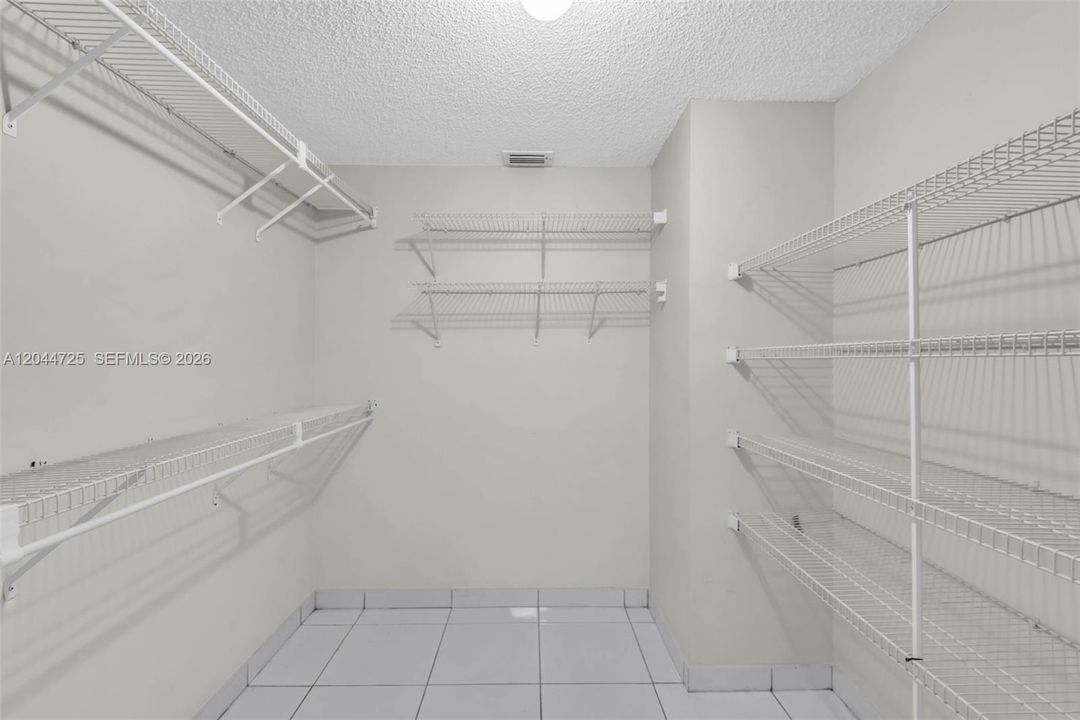 На продажу: $479,900 (3 спален, 2 ванн, 1400 Квадратных фут)