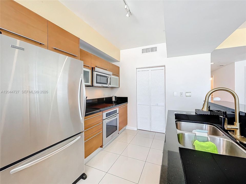 В аренду: $3,300 (2 спален, 2 ванн, 1006 Квадратных фут)