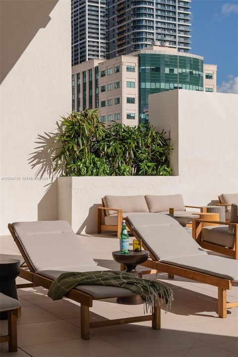 For Rent: $5,000 (2 beds, 2 baths, 696 Square Feet)