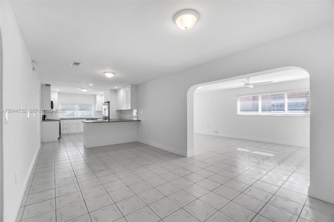В аренду: $5,400 (4 спален, 2 ванн, 2568 Квадратных фут)