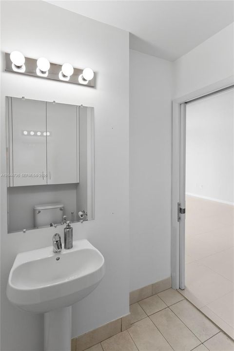 For Rent: $3,250 (1 beds, 1 baths, 886 Square Feet)