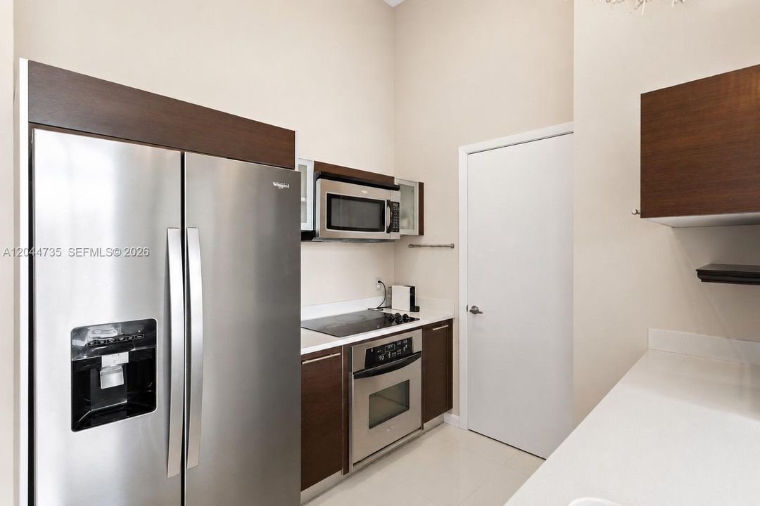For Rent: $3,250 (1 beds, 1 baths, 886 Square Feet)