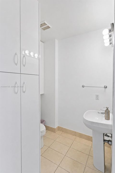 For Rent: $3,250 (1 beds, 1 baths, 886 Square Feet)