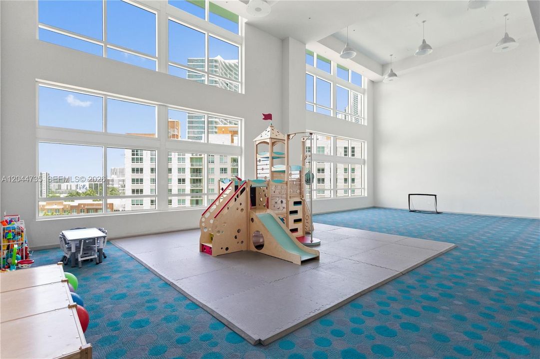 For Rent: $3,250 (1 beds, 1 baths, 886 Square Feet)