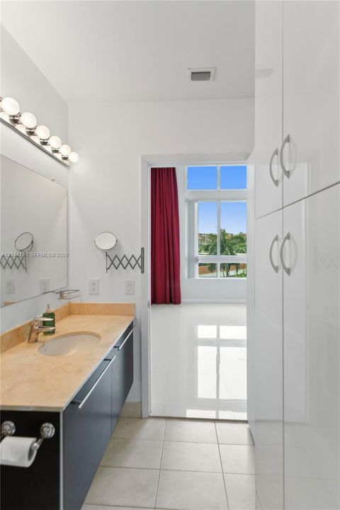 For Rent: $3,250 (1 beds, 1 baths, 886 Square Feet)