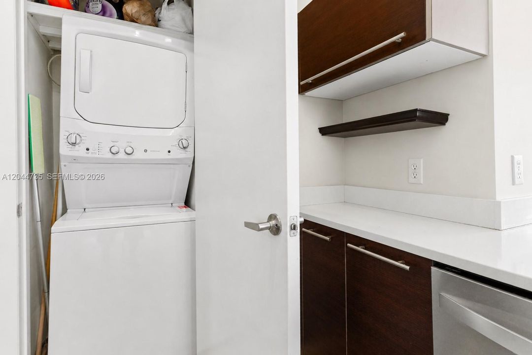 For Rent: $3,250 (1 beds, 1 baths, 886 Square Feet)