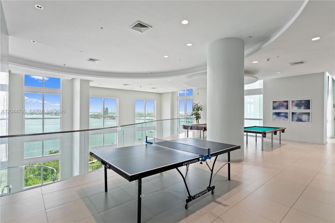 For Rent: $3,250 (1 beds, 1 baths, 886 Square Feet)