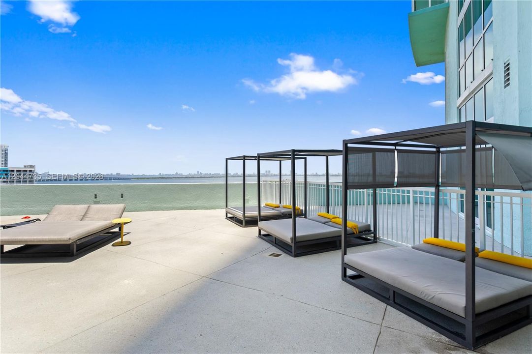 For Rent: $3,250 (1 beds, 1 baths, 886 Square Feet)