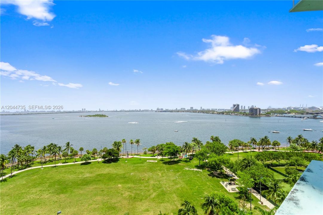 For Rent: $3,250 (1 beds, 1 baths, 886 Square Feet)