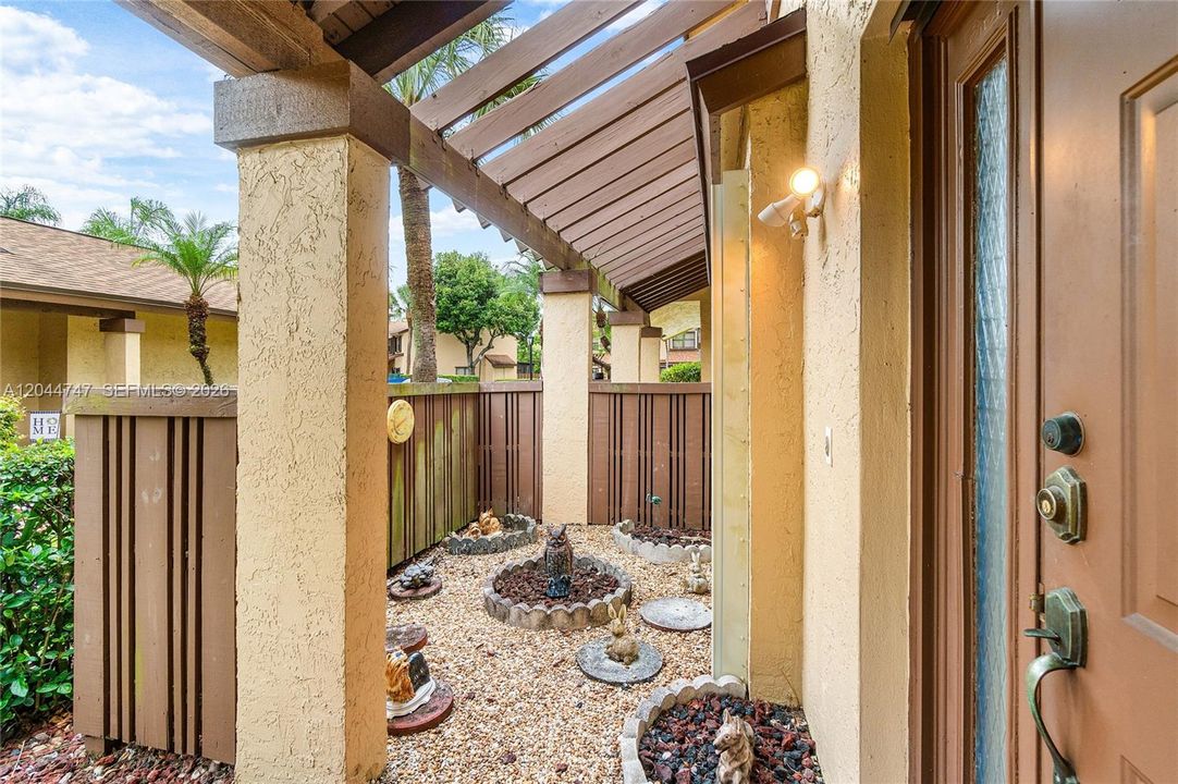 На продажу: $275,000 (2 спален, 2 ванн, 1140 Квадратных фут)
