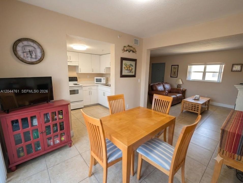 На продажу: $249,900 (2 спален, 2 ванн, 1024 Квадратных фут)