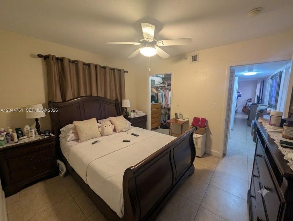 На продажу: $249,900 (2 спален, 2 ванн, 1024 Квадратных фут)