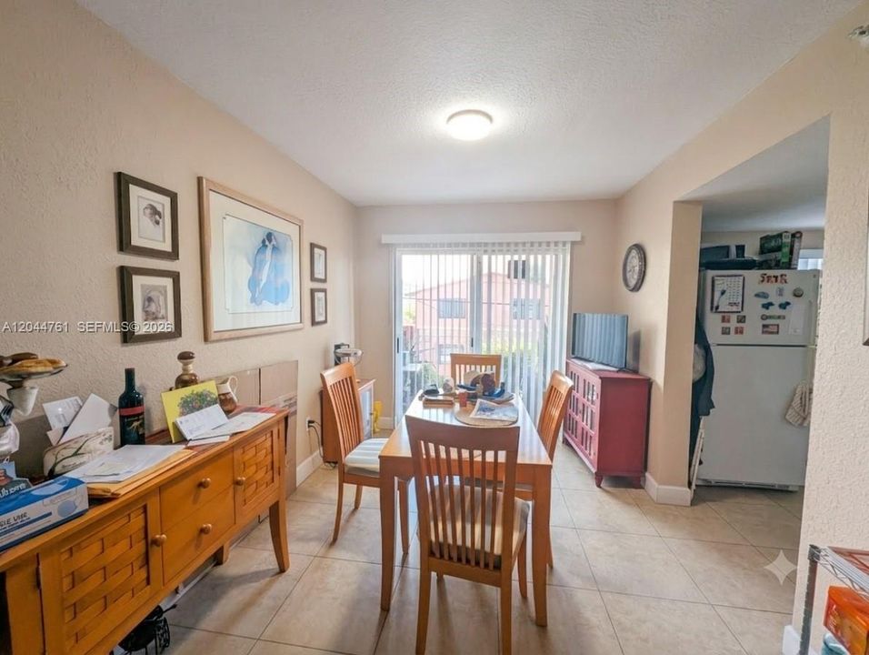На продажу: $249,900 (2 спален, 2 ванн, 1024 Квадратных фут)