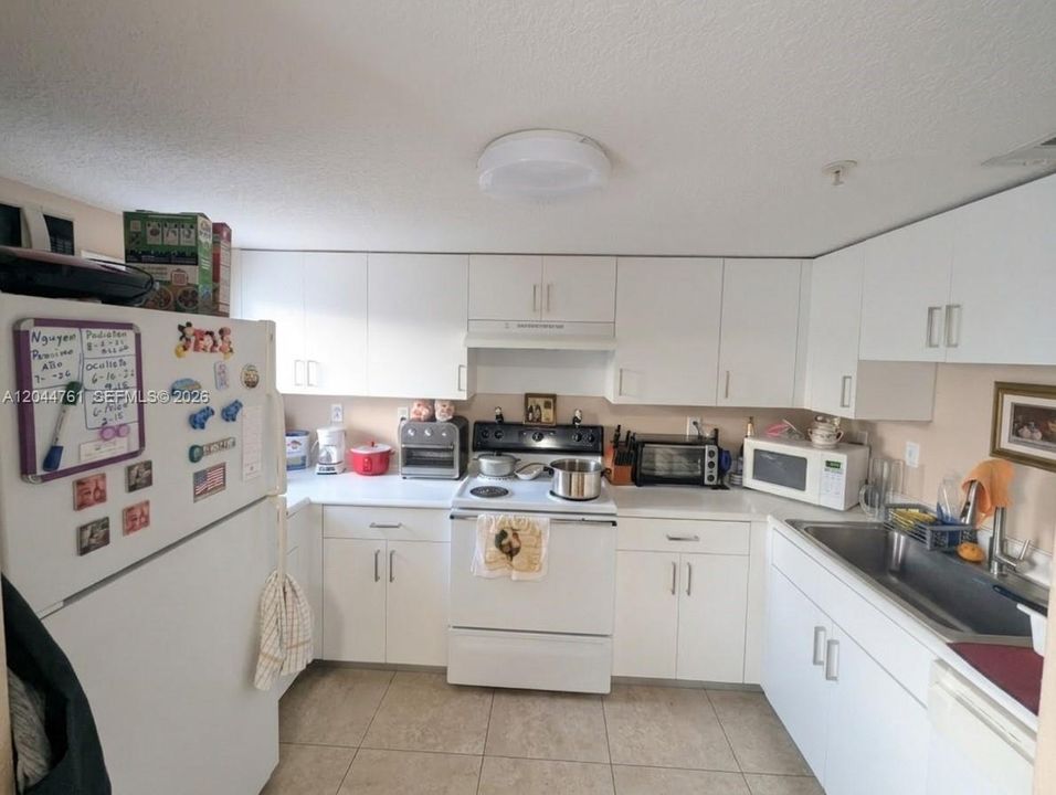 На продажу: $249,900 (2 спален, 2 ванн, 1024 Квадратных фут)
