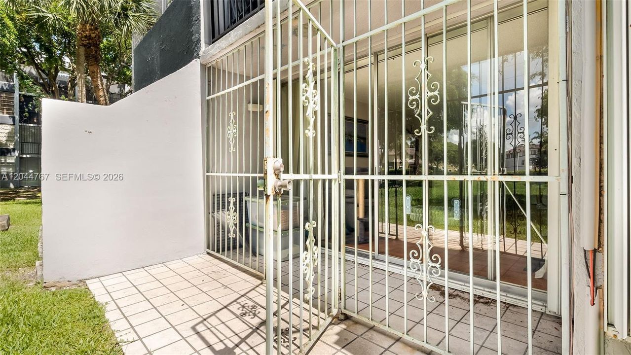 待售: $239,999 (1 贝兹, 1 浴室, 612 平方英尺)