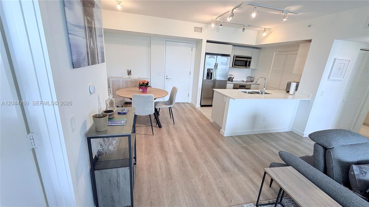 В аренду: $4,600 (2 спален, 2 ванн, 988 Квадратных фут)