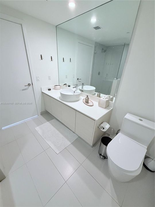 В аренду: $4,600 (2 спален, 2 ванн, 988 Квадратных фут)