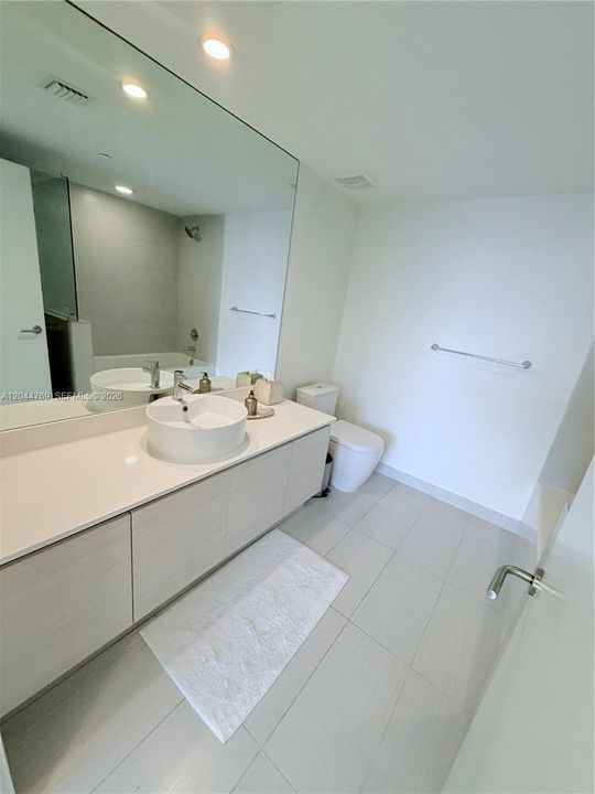 В аренду: $4,600 (2 спален, 2 ванн, 988 Квадратных фут)