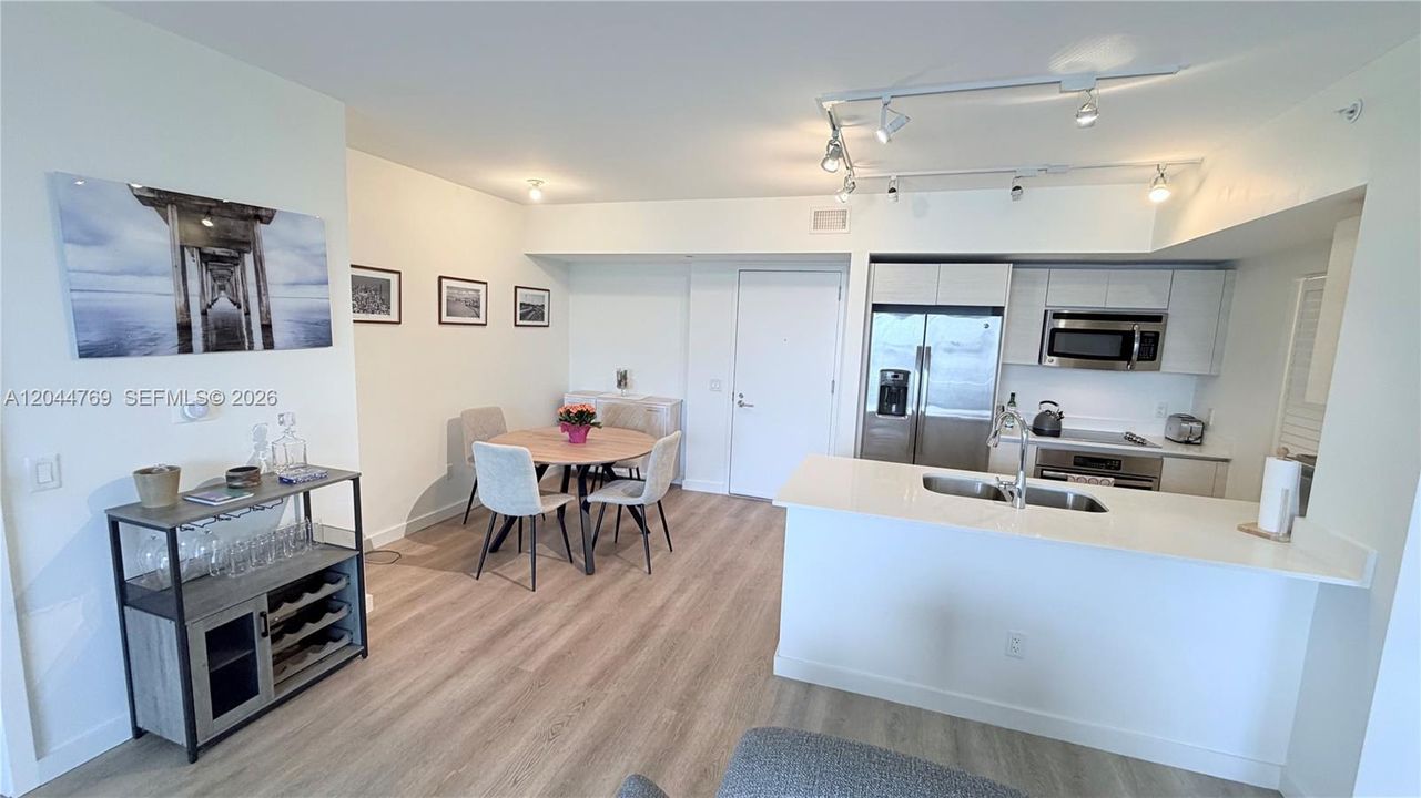 В аренду: $4,600 (2 спален, 2 ванн, 988 Квадратных фут)