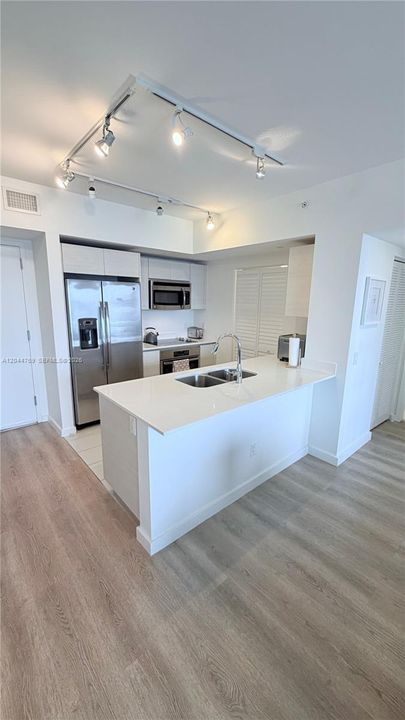 В аренду: $4,600 (2 спален, 2 ванн, 988 Квадратных фут)