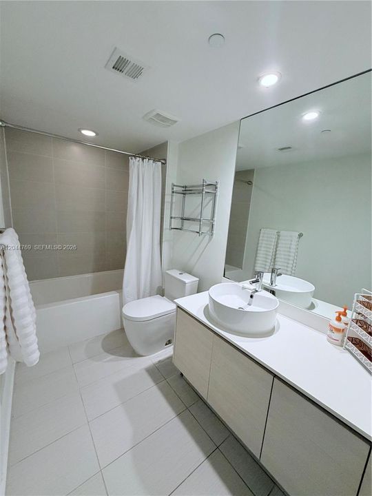 В аренду: $4,600 (2 спален, 2 ванн, 988 Квадратных фут)