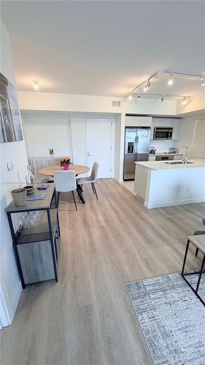 В аренду: $4,600 (2 спален, 2 ванн, 988 Квадратных фут)