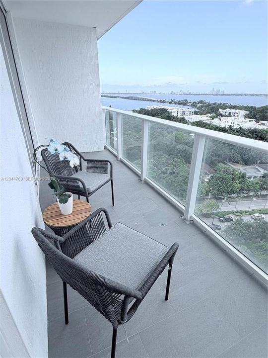 В аренду: $4,600 (2 спален, 2 ванн, 988 Квадратных фут)