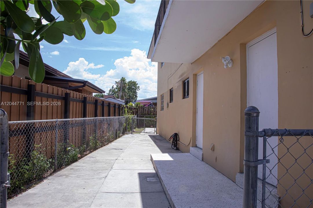 出租: $3,500 (3 贝兹, 2 浴室, 1269 平方英尺)