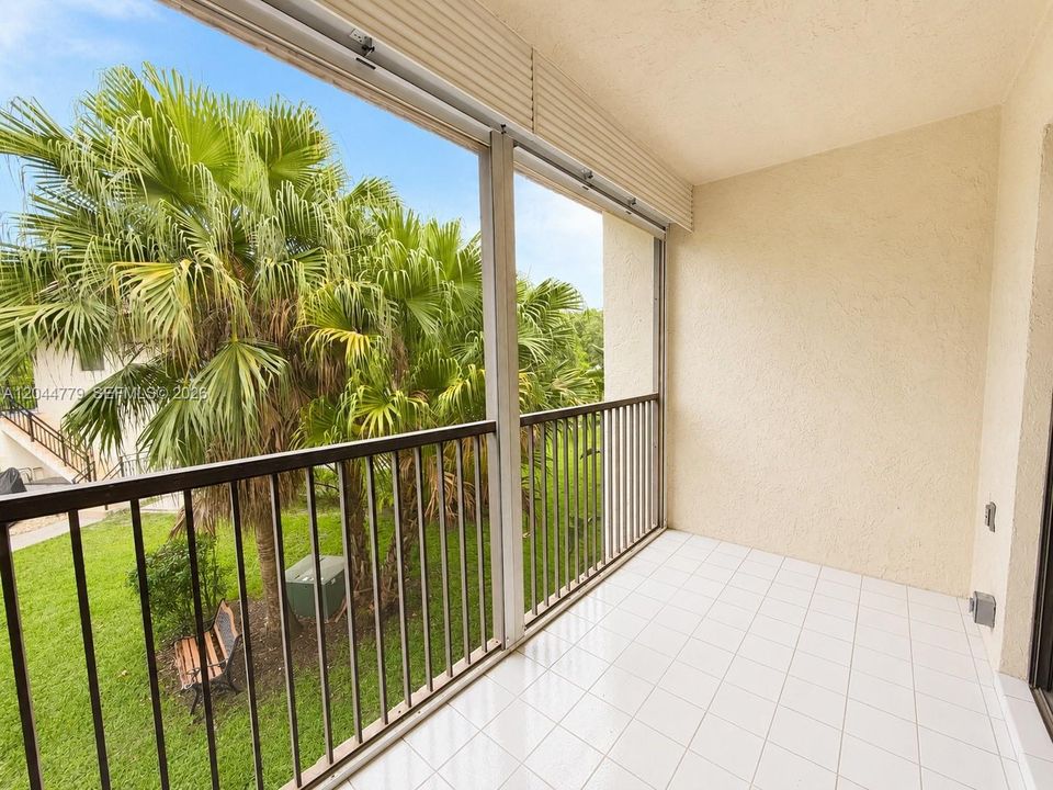 For Rent: $2,350 (2 beds, 2 baths, 1231 Square Feet)