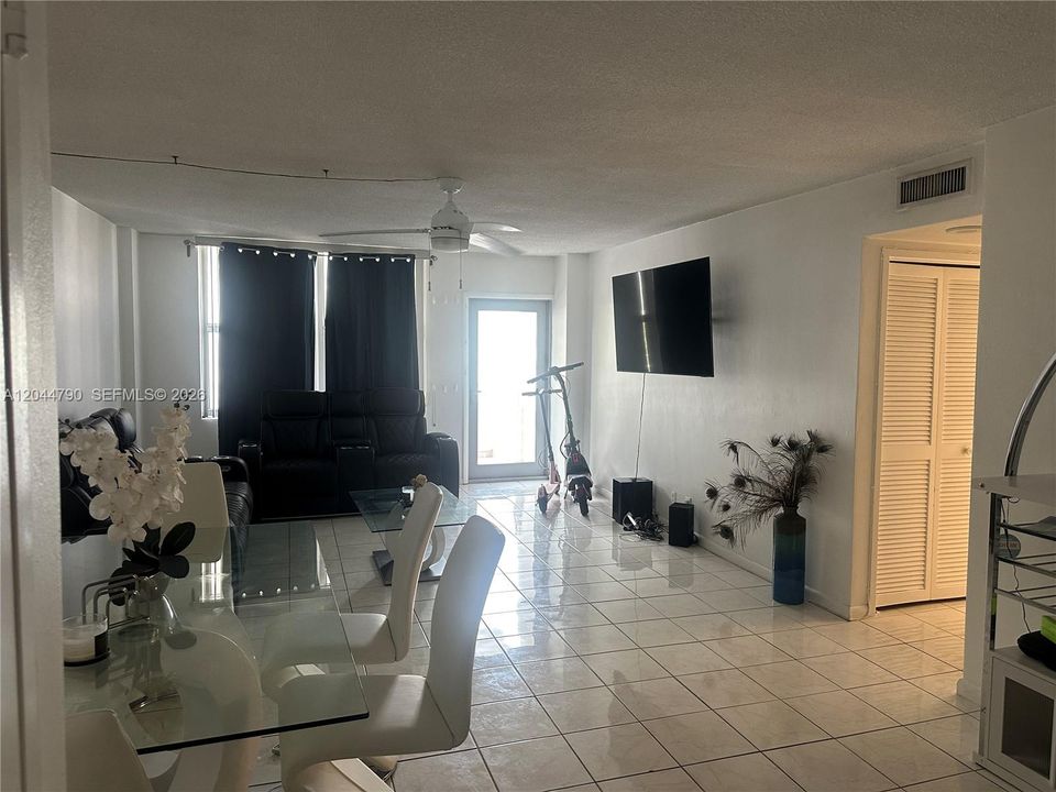 For Rent: $2,300 (1 beds, 2 baths, 918 Square Feet)