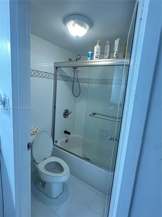 For Rent: $2,300 (1 beds, 2 baths, 918 Square Feet)